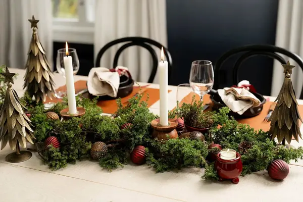 Dekket og pyntet spisebord til jul