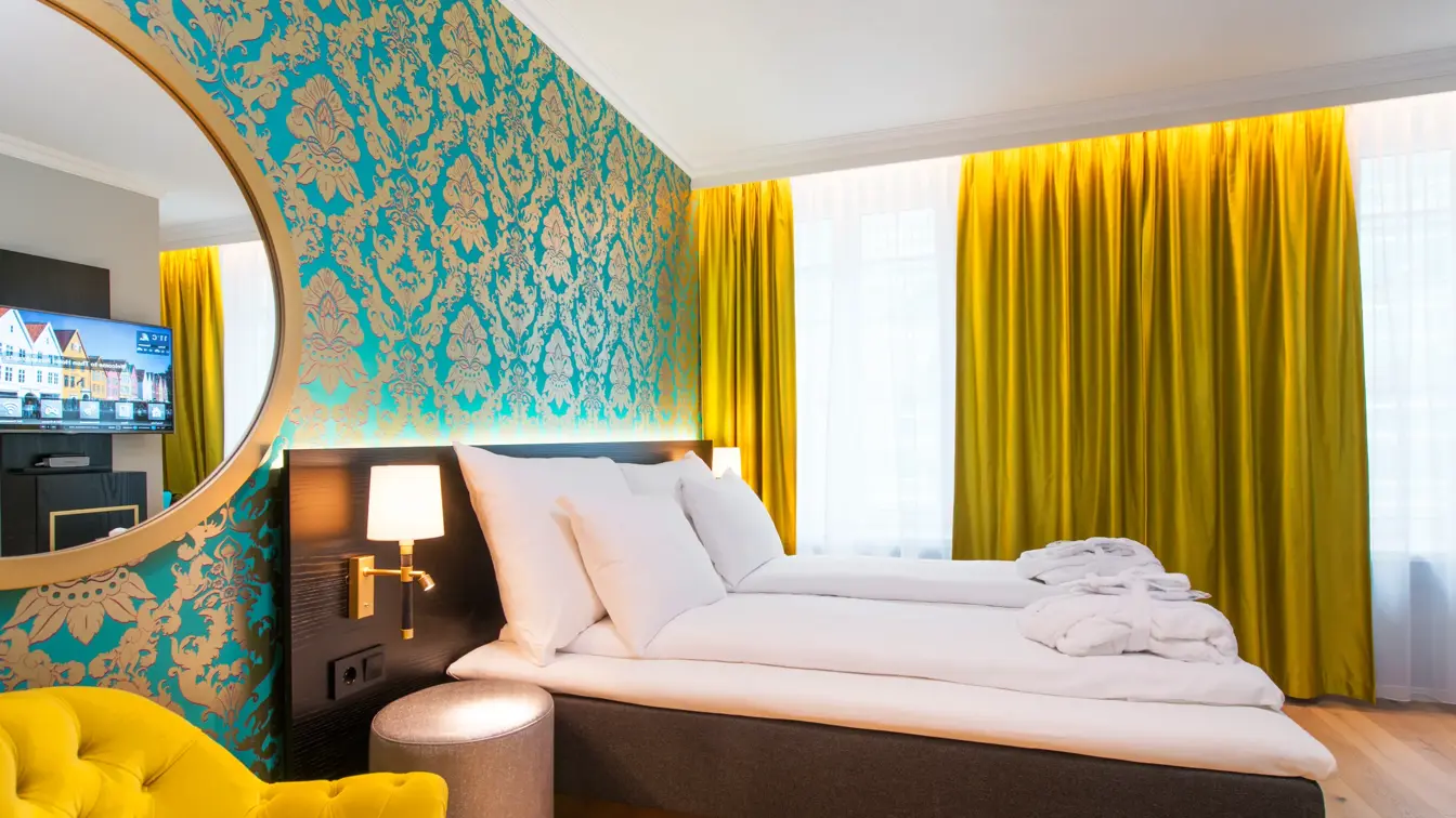 Senger og lenestol på Standard Twin Rum på Thon Hotel Rosenkrantz Bergen 