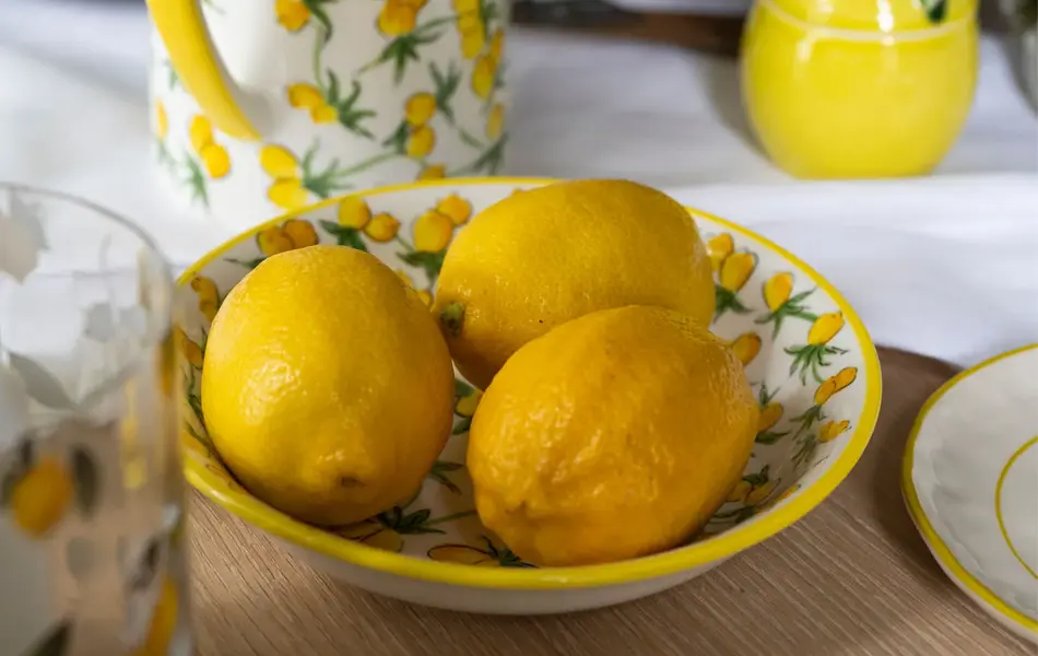 Bolle med sitroner og mugge