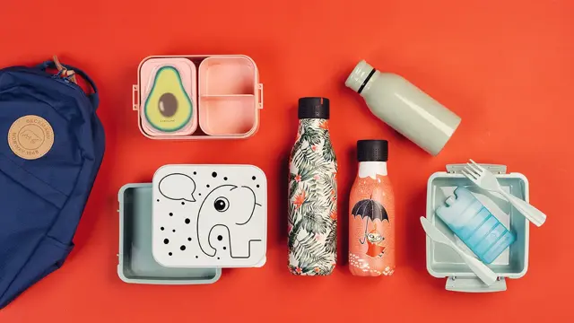 Bilde av matbokser og drikkeflasker