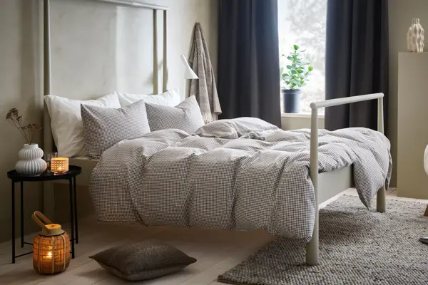 seng med lyst sengesett