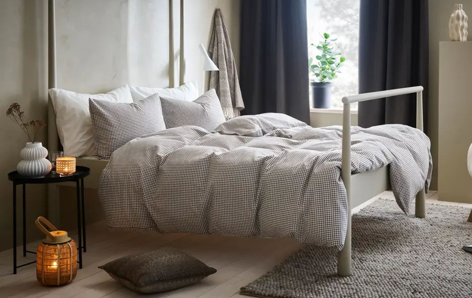 seng med lyst sengesett