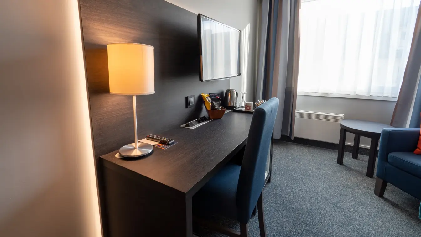 Skrivebord, stol, vindu, salongbord, lenestol, TV