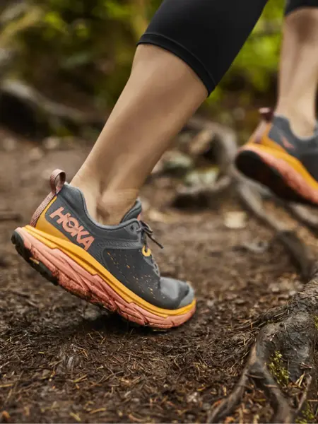 Noen som løper ute i marken