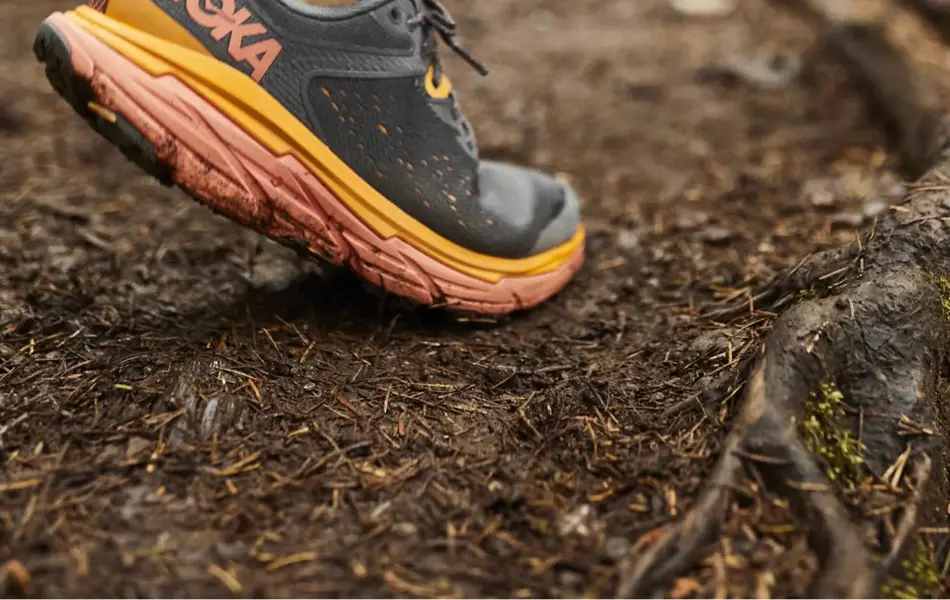 Noen som løper ute i marken