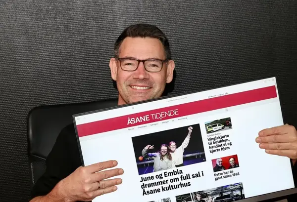bilde av mann som holderpc skjerm