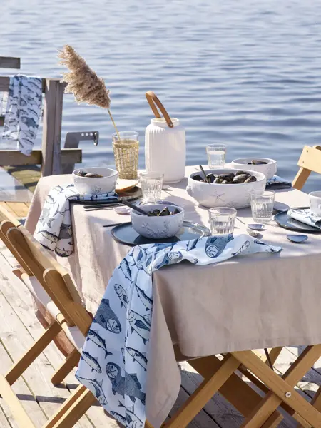 Spisebord på bryggen, boller med blåskjell på en solskinnsdag