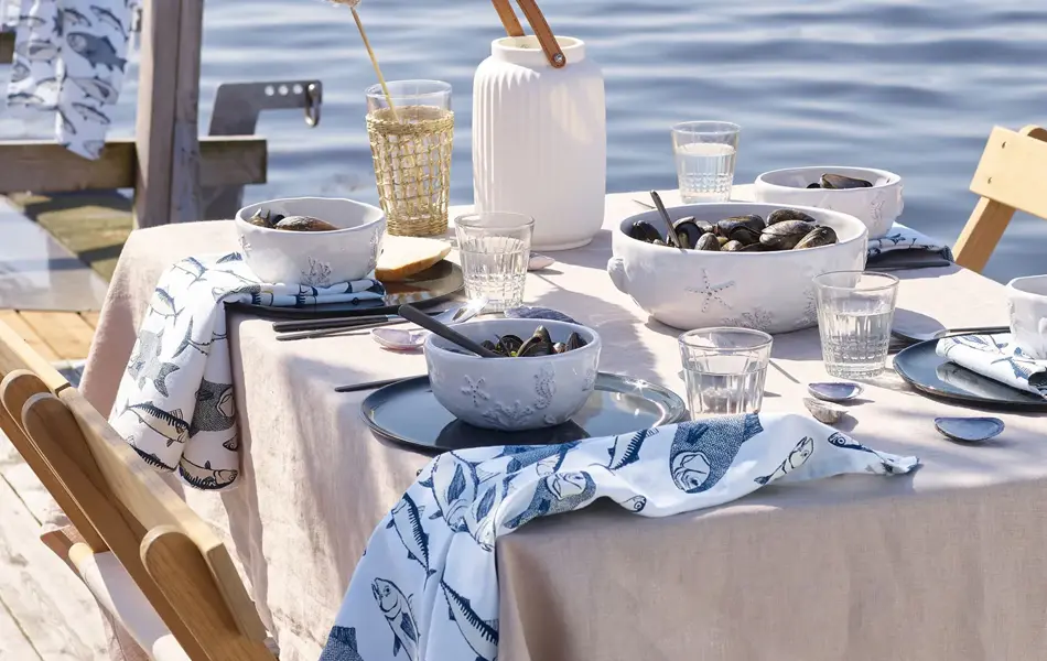 Spisebord på bryggen, boller med blåskjell på en solskinnsdag
