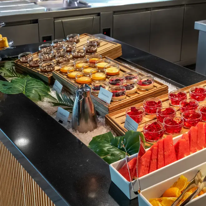 Diverse desserter og oppskåret frukt på buffet i restaurant