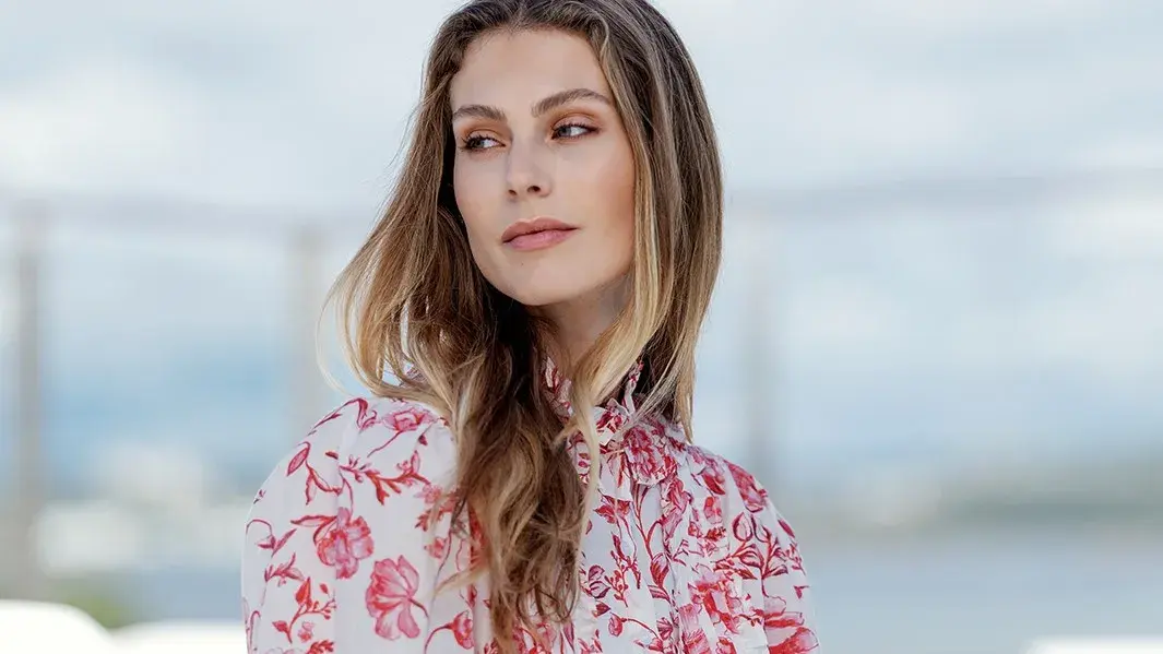 Ung dame mønstret bluse