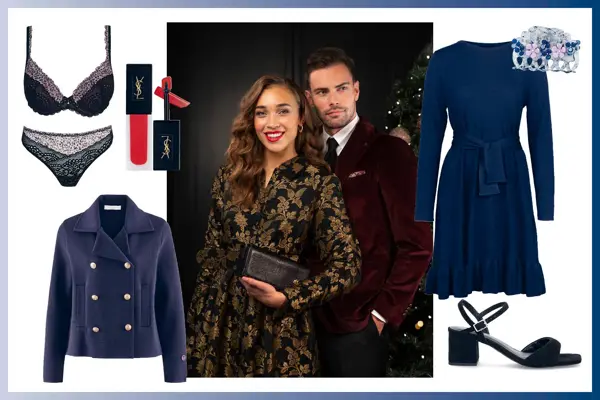 Sort undertøysett, rød lipgloss, blå dobbeltspent strikkejakke, dame- og herremodell i pentøy som står ved siden av hverandre, blå kjole, hårklype og sorte sandaler med hæl.