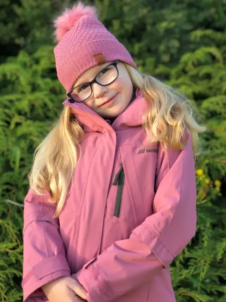 rosa jakke og lue fra skogstad