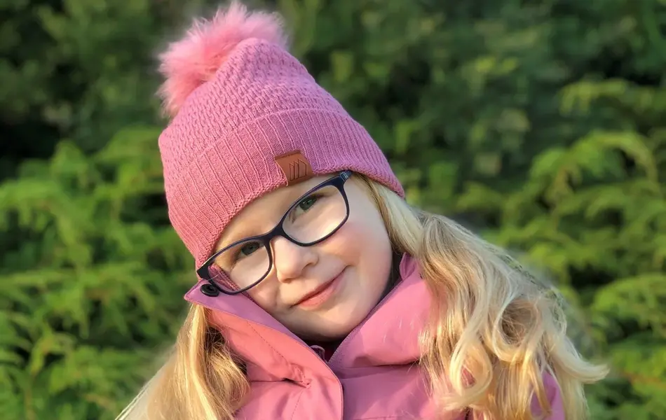 rosa jakke og lue fra skogstad