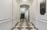 En gang med mønstret gulv på Stortorvet 2.