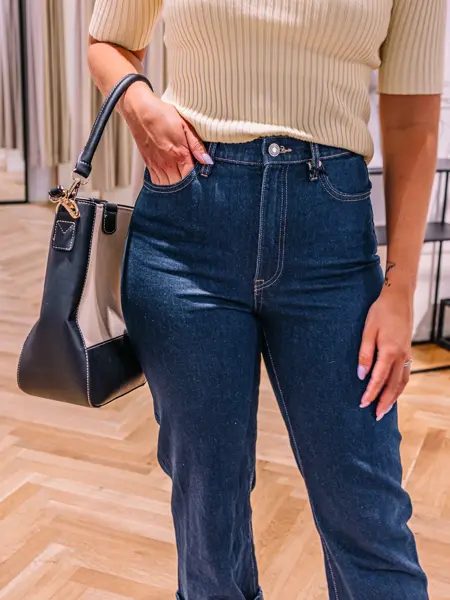 Blå jeans og t-skjorte på dame