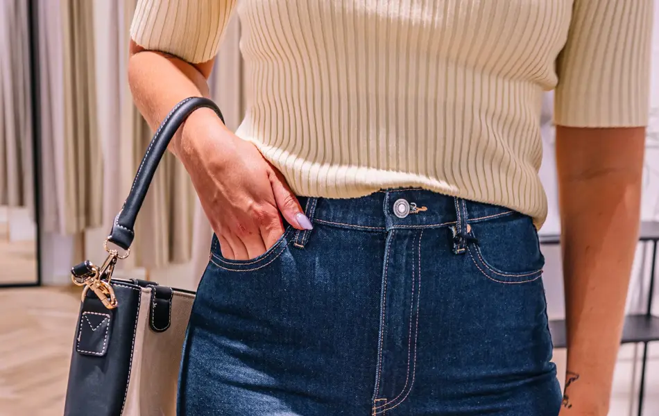 Blå jeans og t-skjorte på dame