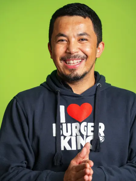 Mann som smiler til kamera