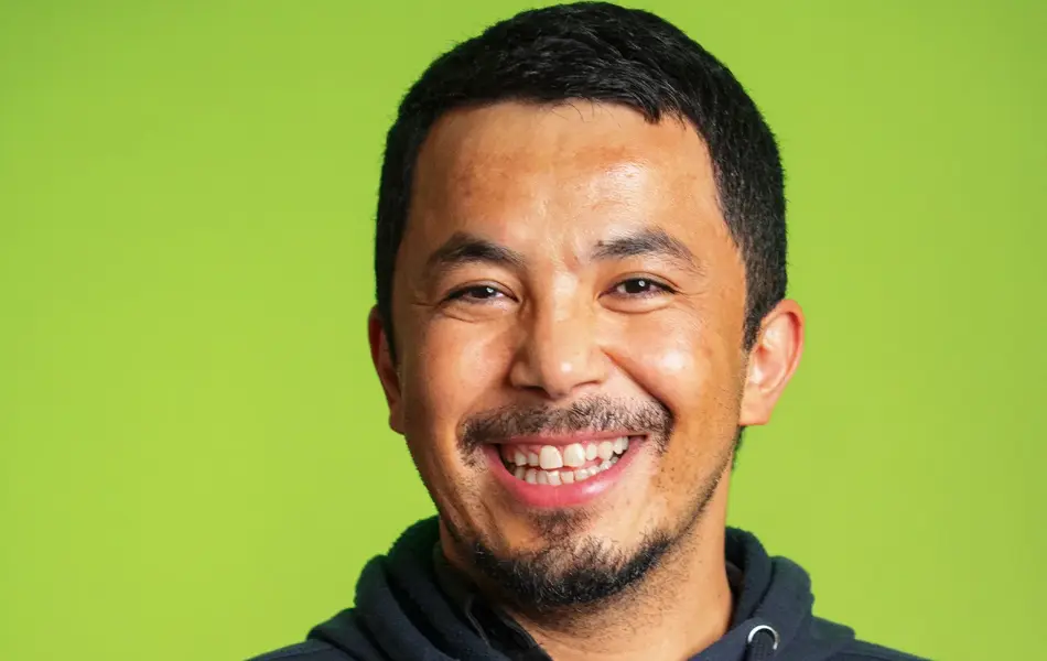 Mann som smiler til kamera