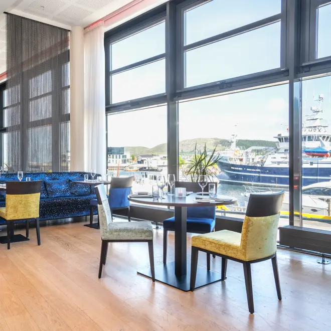 Restaurant, Spisebord, spisestoler, vindu, blå sofa, 