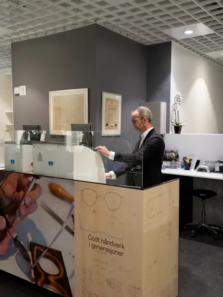 Geir Krogh står i butikken ved sliperiet