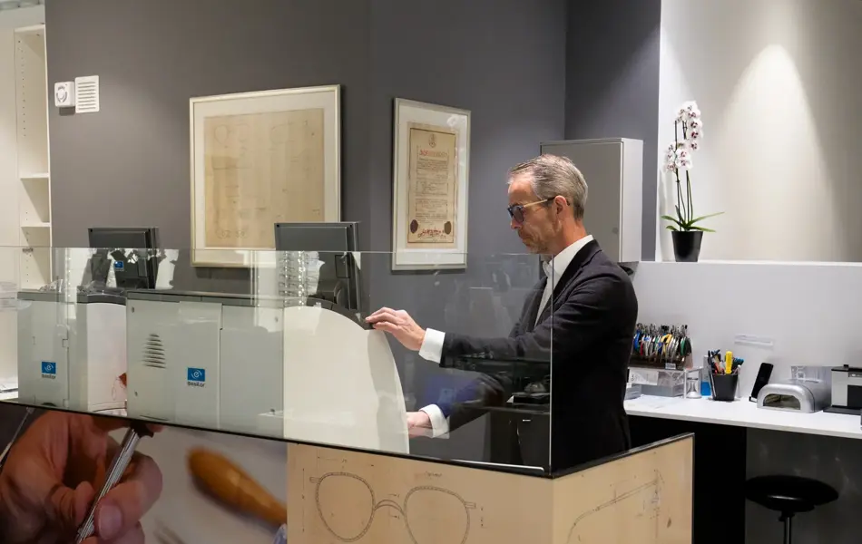 Geir Krogh står i butikken ved sliperiet