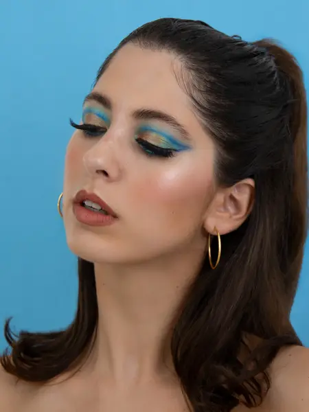 Dame med blå winged eyeliner