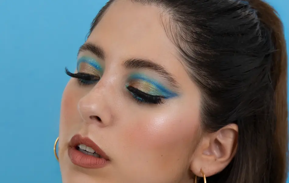 Dame med blå winged eyeliner