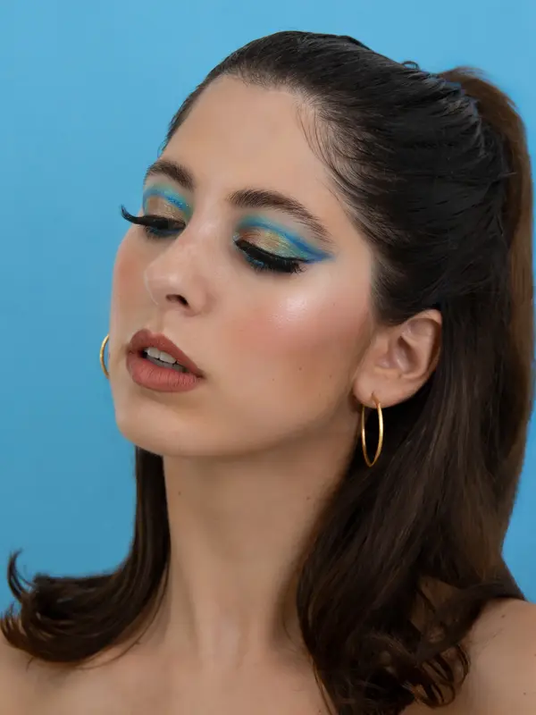 Dame med blå winged eyeliner