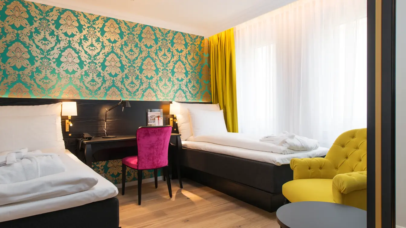 Senger, lenestol og pult på Standard Twin Rum på Thon Hotel Rosenkrantz Bergen 