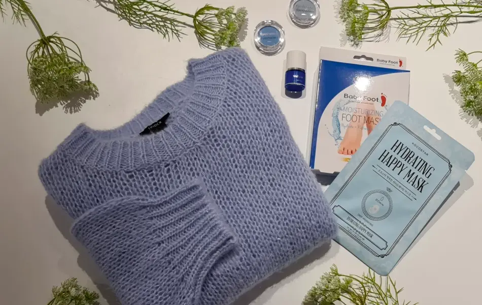 Lilla strikkegenser, øyenskygge, neglelakke, fotmaske og ansiktsmaske