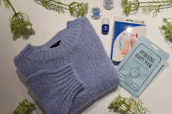 Lilla strikkegenser, øyenskygge, neglelakke, fotmaske og ansiktsmaske