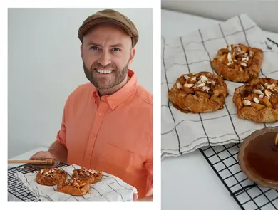 Mann holder et brett med små eplekaker, brett med tre små eplekaker