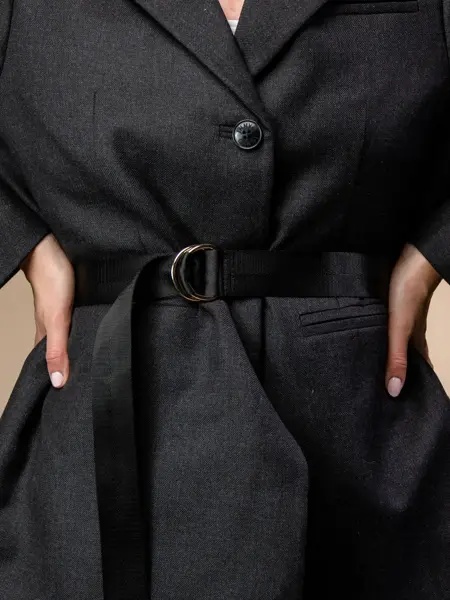 Vårenst trender - trech coat, 90 tallet, kanll rosa og vide jeans. Vist på en dame med halvlangt blondt hår