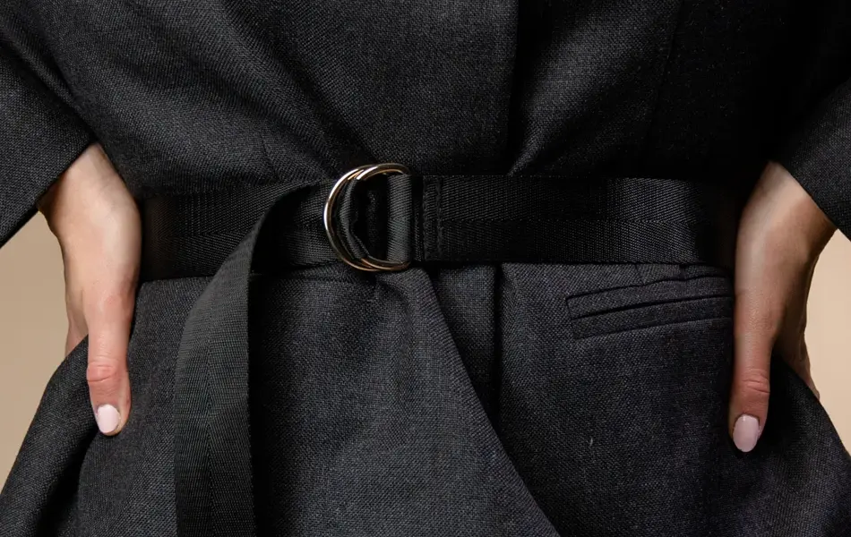 Vårenst trender - trech coat, 90 tallet, kanll rosa og vide jeans. Vist på en dame med halvlangt blondt hår