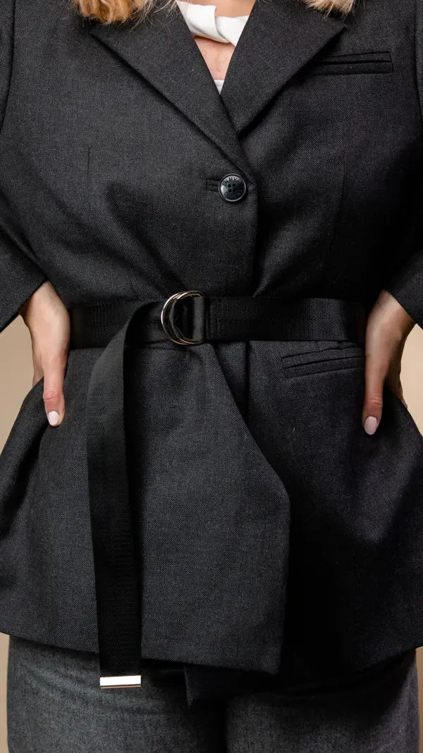 Vårenst trender - trech coat, 90 tallet, kanll rosa og vide jeans. Vist på en dame med halvlangt blondt hår