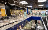 Bilde fra kjøpesenteret Gunerius i Oslo. Bildet er tatt innendørs og viser ulike butikker.