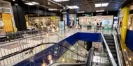 Bilde fra kjøpesenteret Gunerius i Oslo. Bildet er tatt innendørs og viser ulike butikker.