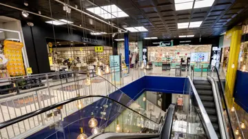 Bilde fra kjøpesenteret Gunerius i Oslo. Bildet er tatt innendørs og viser ulike butikker.
