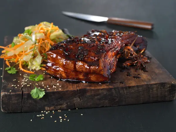 Trefjøl med glassert ribbe, med kålsalat ved siden av