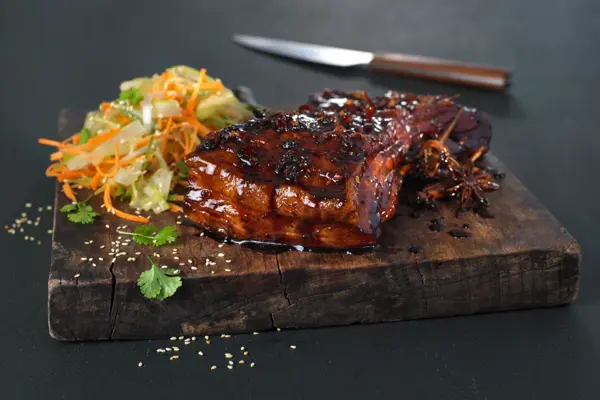 Trefjøl med glassert ribbe, med kålsalat ved siden av