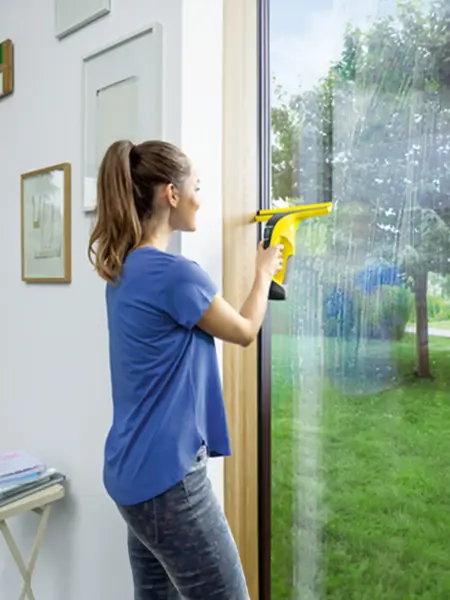 Dame som vasker vindu