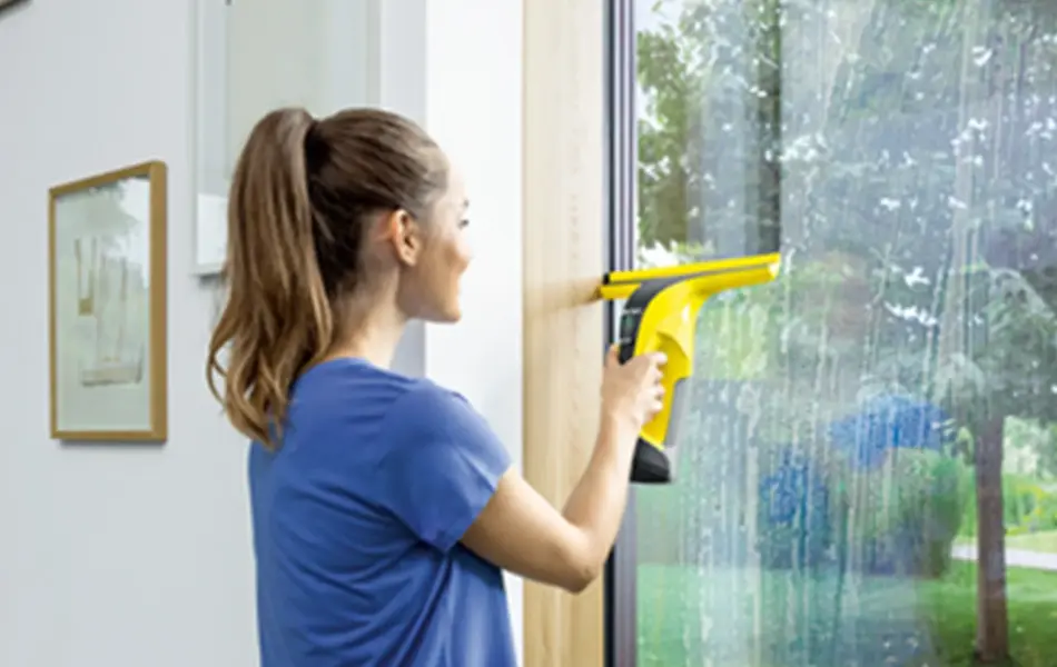 Dame som vasker vindu