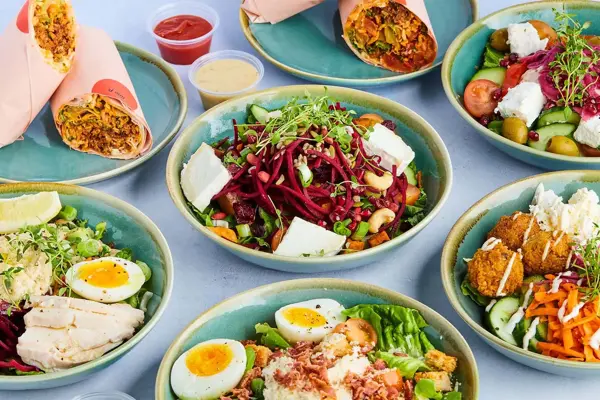 Skåler med forskjellige salater og burrito