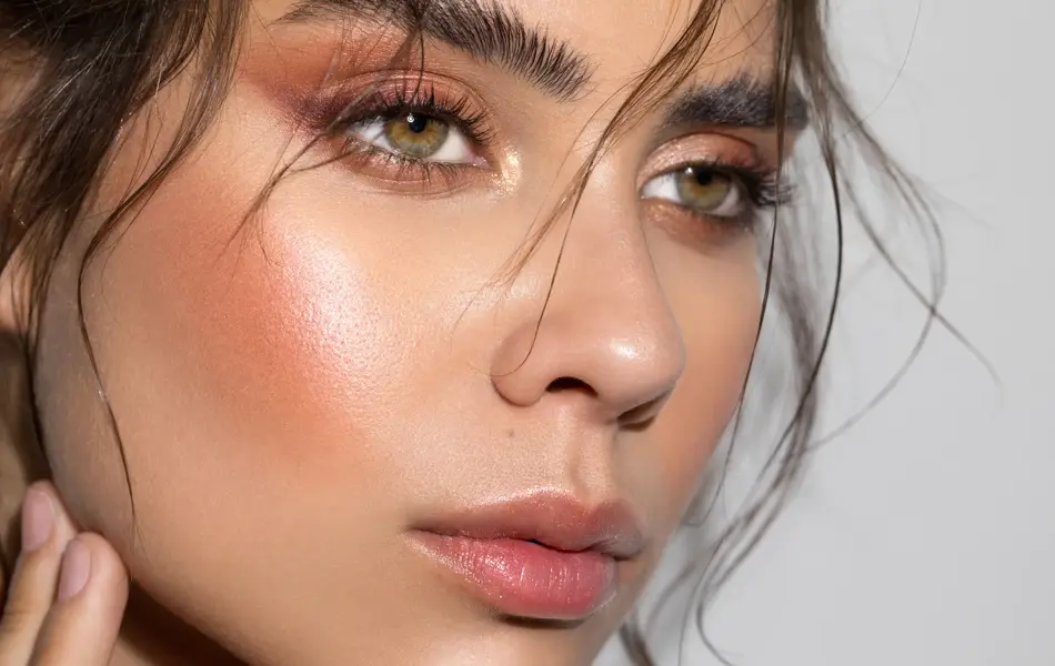 Nærbilde av ansikt med masse glød og naturlig sminke