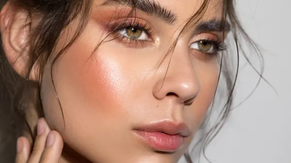 Nærbilde av ansikt med masse glød og naturlig sminke