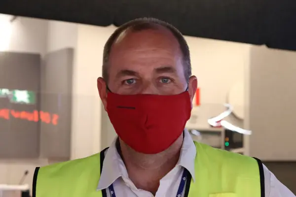 Bilde av mann med munnbind