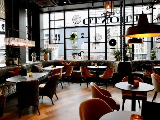 restaurant med bord og stoler