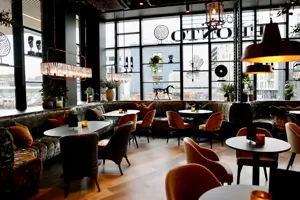 restaurant med bord og stoler