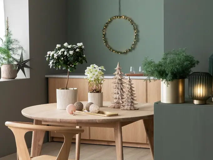 miljøbilde av rundt kjøkkenbord med pynt fra mester grønn
