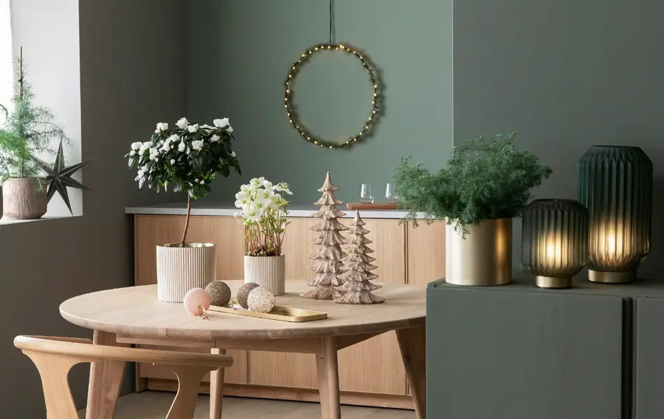 miljøbilde av rundt kjøkkenbord med pynt fra mester grønn